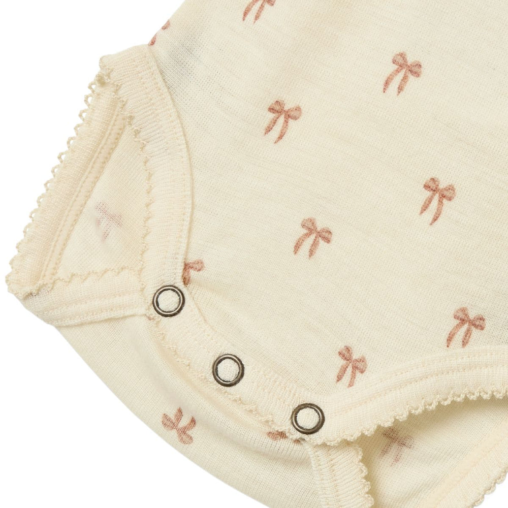 Comfortabel en stijlvol: het Lil' Atelier baby nalu girl slim rompertje in turtledove melange. Gemaakt van merinowol en TENCEL™ Modal. Ideaal voor herfst/winter. Houd je baby lekker warm. VanZus
