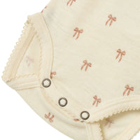 Comfortabel en stijlvol: het Lil' Atelier baby nalu girl slim rompertje in turtledove melange. Gemaakt van merinowol en TENCEL™ Modal. Ideaal voor herfst/winter. Houd je baby lekker warm. VanZus