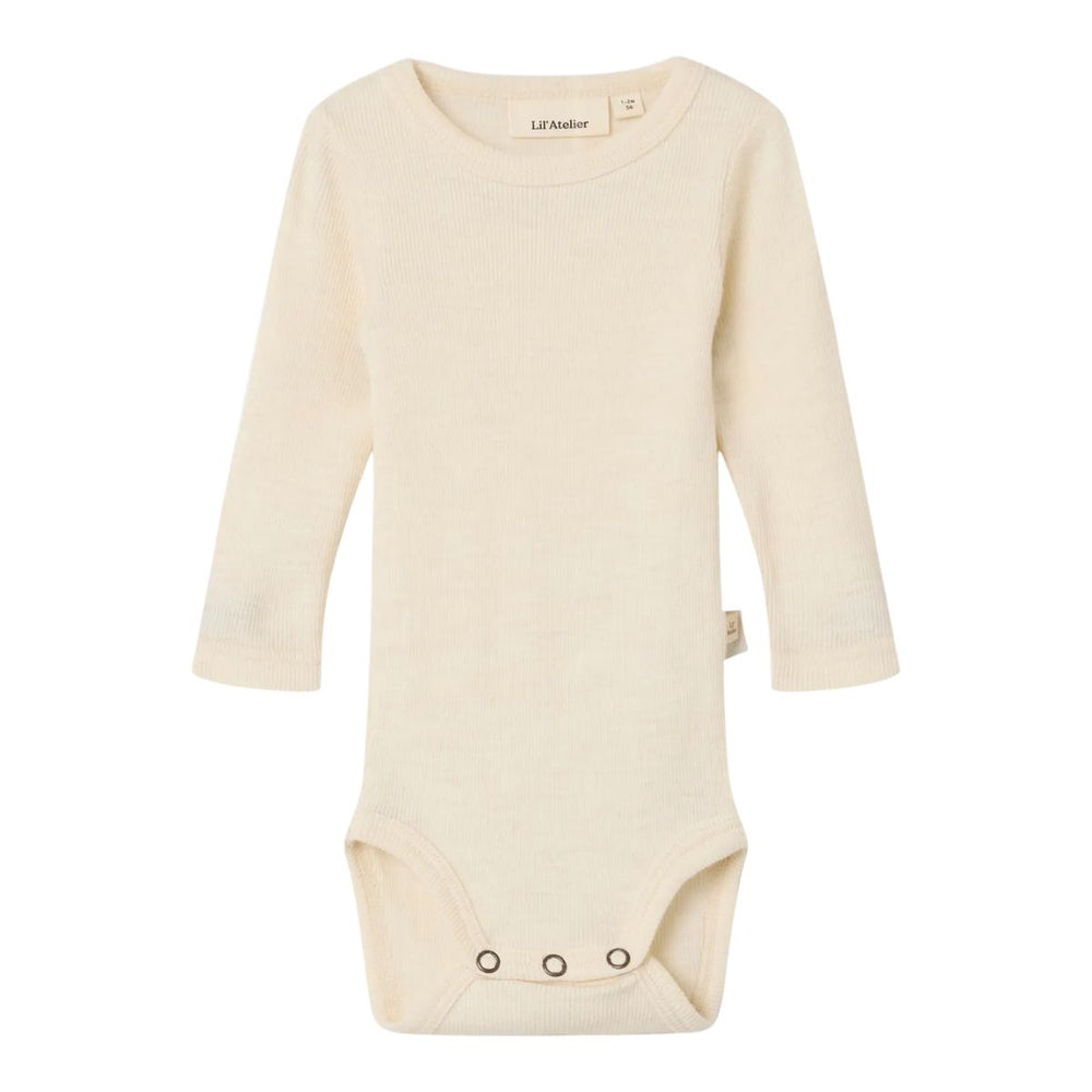 Basic must-have: het Lil' Atelier baby nalu rib slim rompertje in turtledove melange. Gemaakt van merinowol en TENCEL™ Modal. Ideaal voor herfst/winter. Houd je baby lekker warm. VanZus