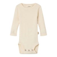 Basic must-have: het Lil' Atelier baby nalu rib slim rompertje in turtledove melange. Gemaakt van merinowol en TENCEL™ Modal. Ideaal voor herfst/winter. Houd je baby lekker warm. VanZus