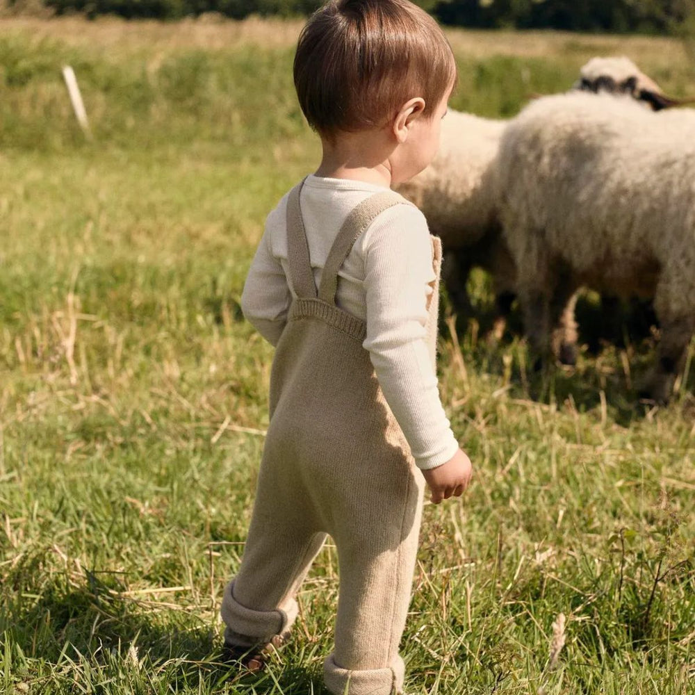 Basic must-have: het Lil' Atelier baby nalu rib slim rompertje in turtledove melange. Gemaakt van merinowol en TENCEL™ Modal. Ideaal voor herfst/winter. Houd je baby lekker warm. VanZus