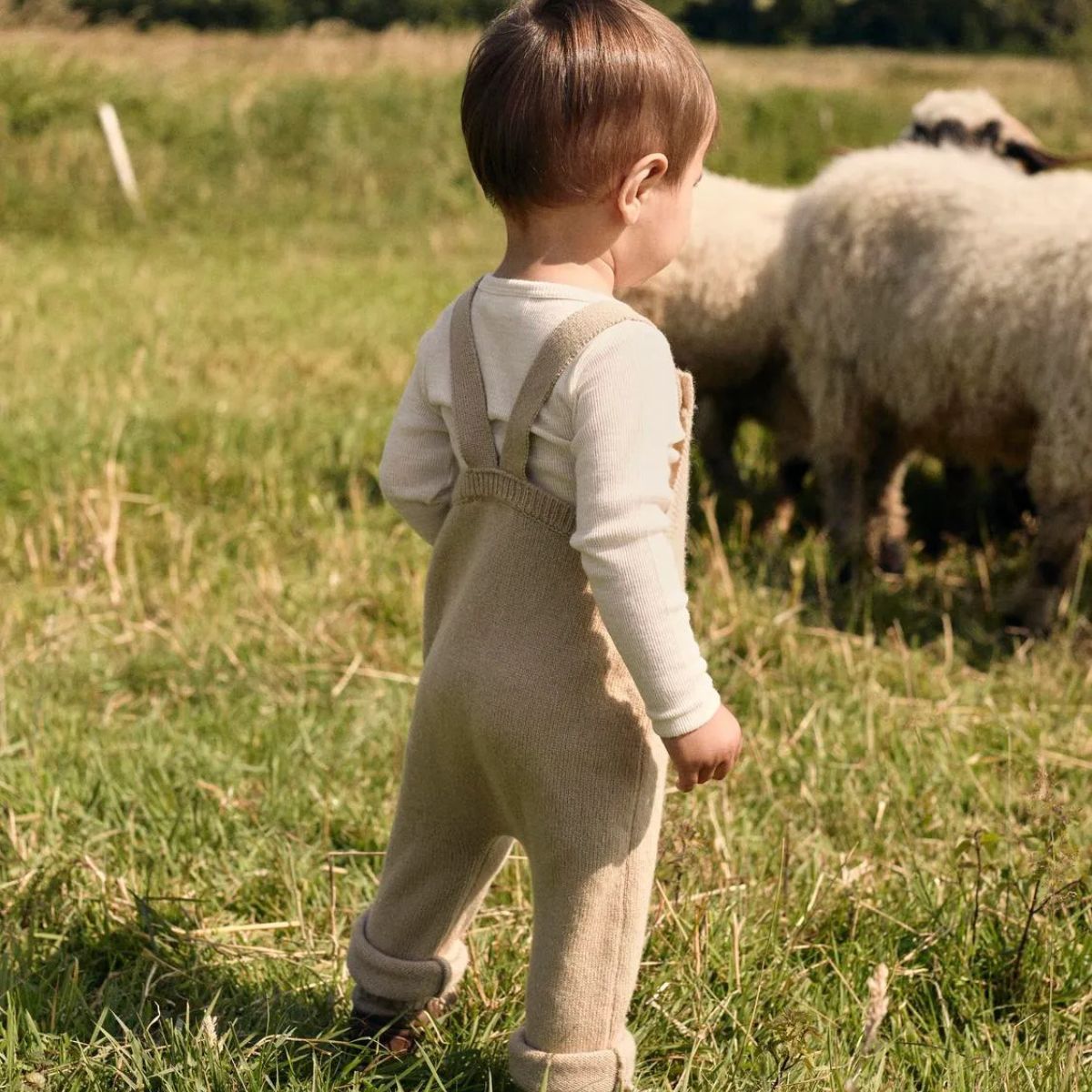 Basic must-have: het Lil' Atelier baby nalu rib slim rompertje in turtledove melange. Gemaakt van merinowol en TENCEL™ Modal. Ideaal voor herfst/winter. Houd je baby lekker warm. VanZus