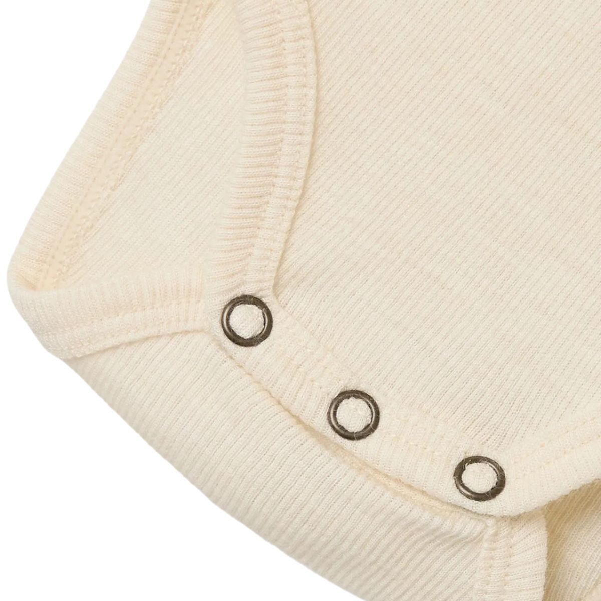 Basic must-have: het Lil' Atelier baby nalu rib slim rompertje in turtledove melange. Gemaakt van merinowol en TENCEL™ Modal. Ideaal voor herfst/winter. Houd je baby lekker warm. VanZus