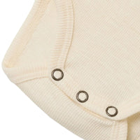 Basic must-have: het Lil' Atelier baby nalu rib slim rompertje in turtledove melange. Gemaakt van merinowol en TENCEL™ Modal. Ideaal voor herfst/winter. Houd je baby lekker warm. VanZus