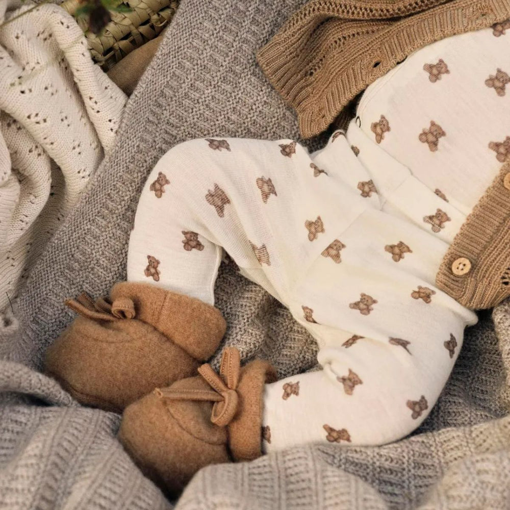 Teddy love: de baby nalu slim wrap romper in turtledove melange van Lil' Atelier. Comfortabele body van merinowol en TENCEL™ Modal. Zacht, warm en ademend, perfect voor je baby. VanZus