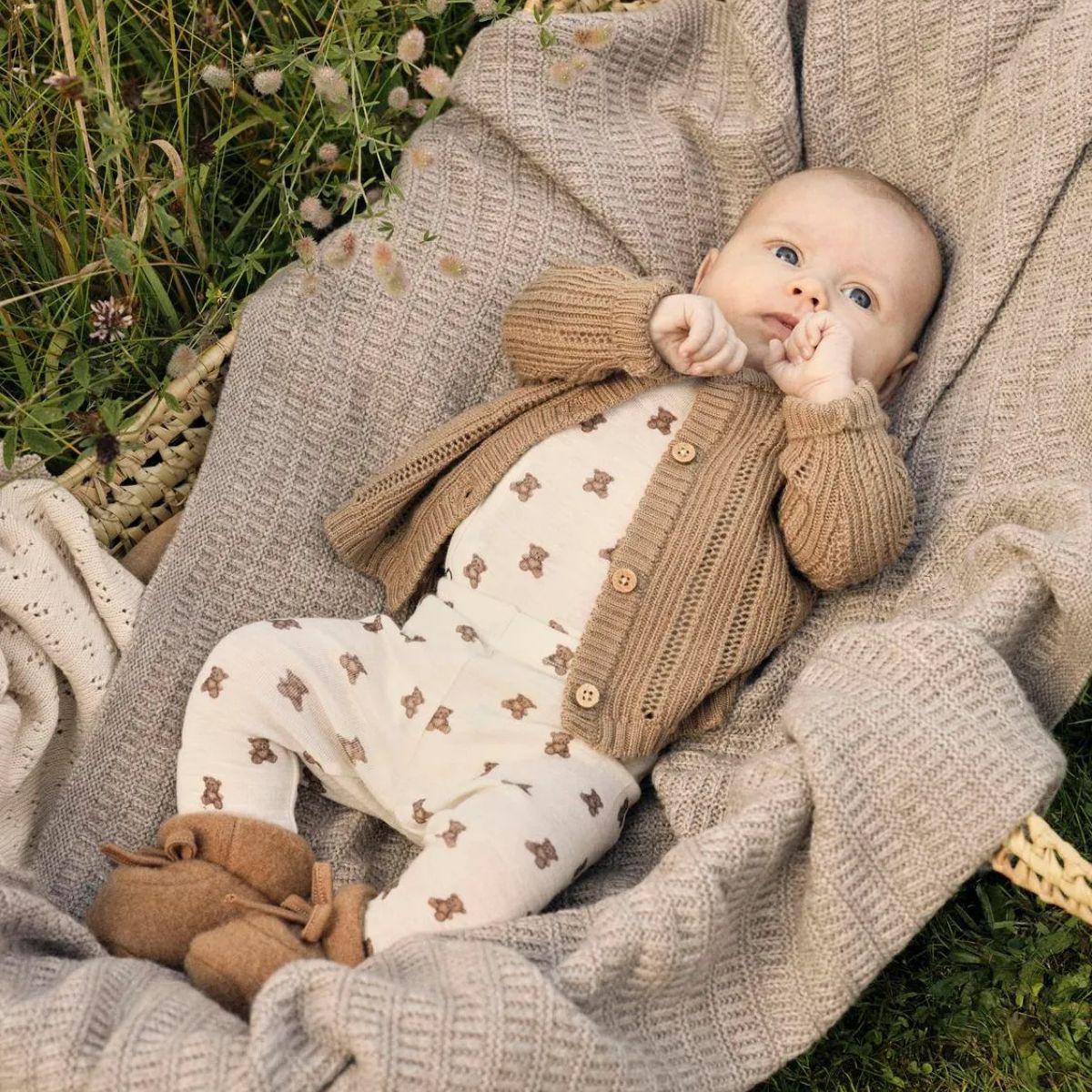 Teddy love: de baby nalu slim wrap romper in turtledove melange van Lil' Atelier. Comfortabele body van merinowol en TENCEL™ Modal. Zacht, warm en ademend, perfect voor je baby. VanZus