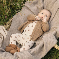 Teddy love: de baby nalu slim wrap romper in turtledove melange van Lil' Atelier. Comfortabele body van merinowol en TENCEL™ Modal. Zacht, warm en ademend, perfect voor je baby. VanZus