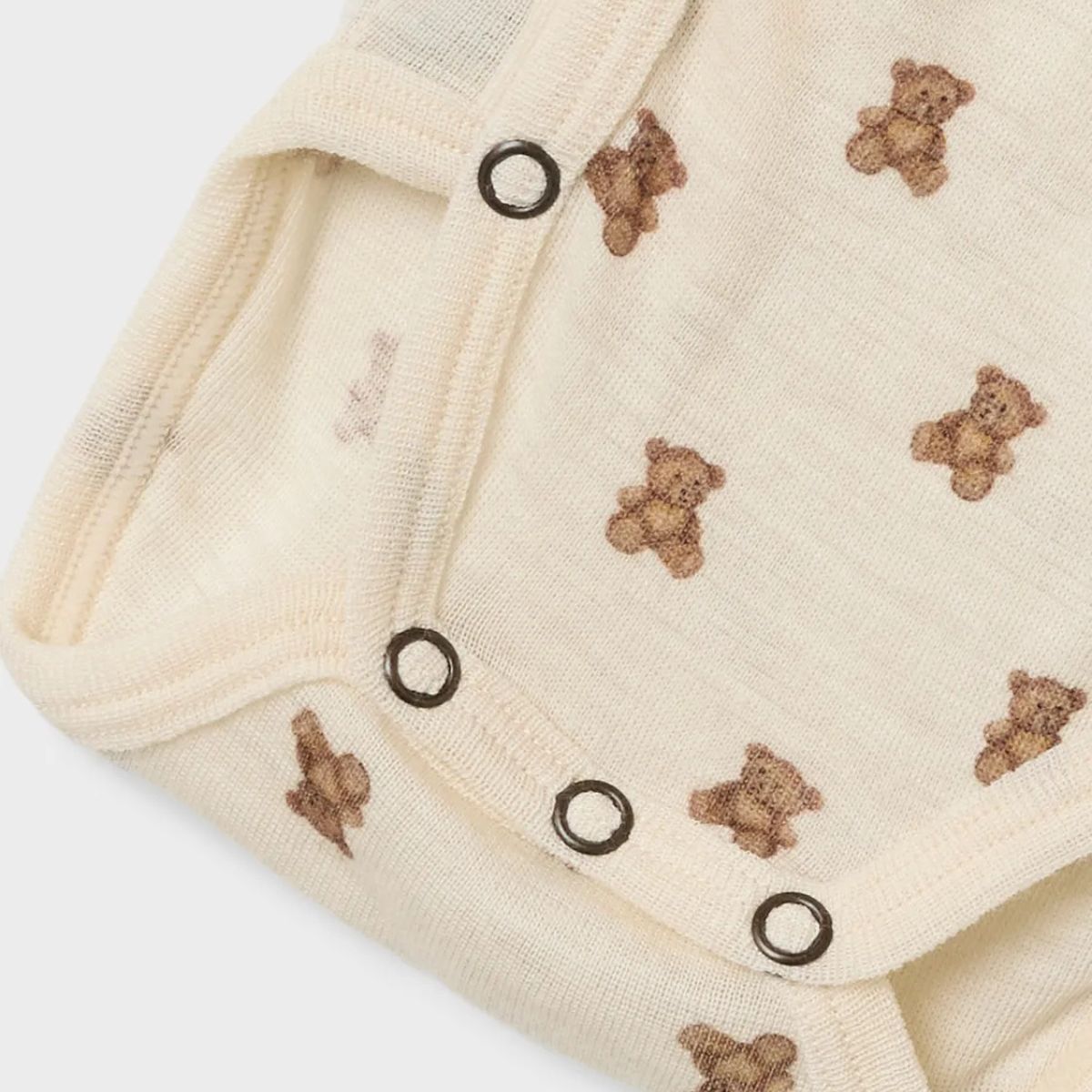 Teddy love: de baby nalu slim wrap romper in turtledove melange van Lil' Atelier. Comfortabele body van merinowol en TENCEL™ Modal. Zacht, warm en ademend, perfect voor je baby. VanZus