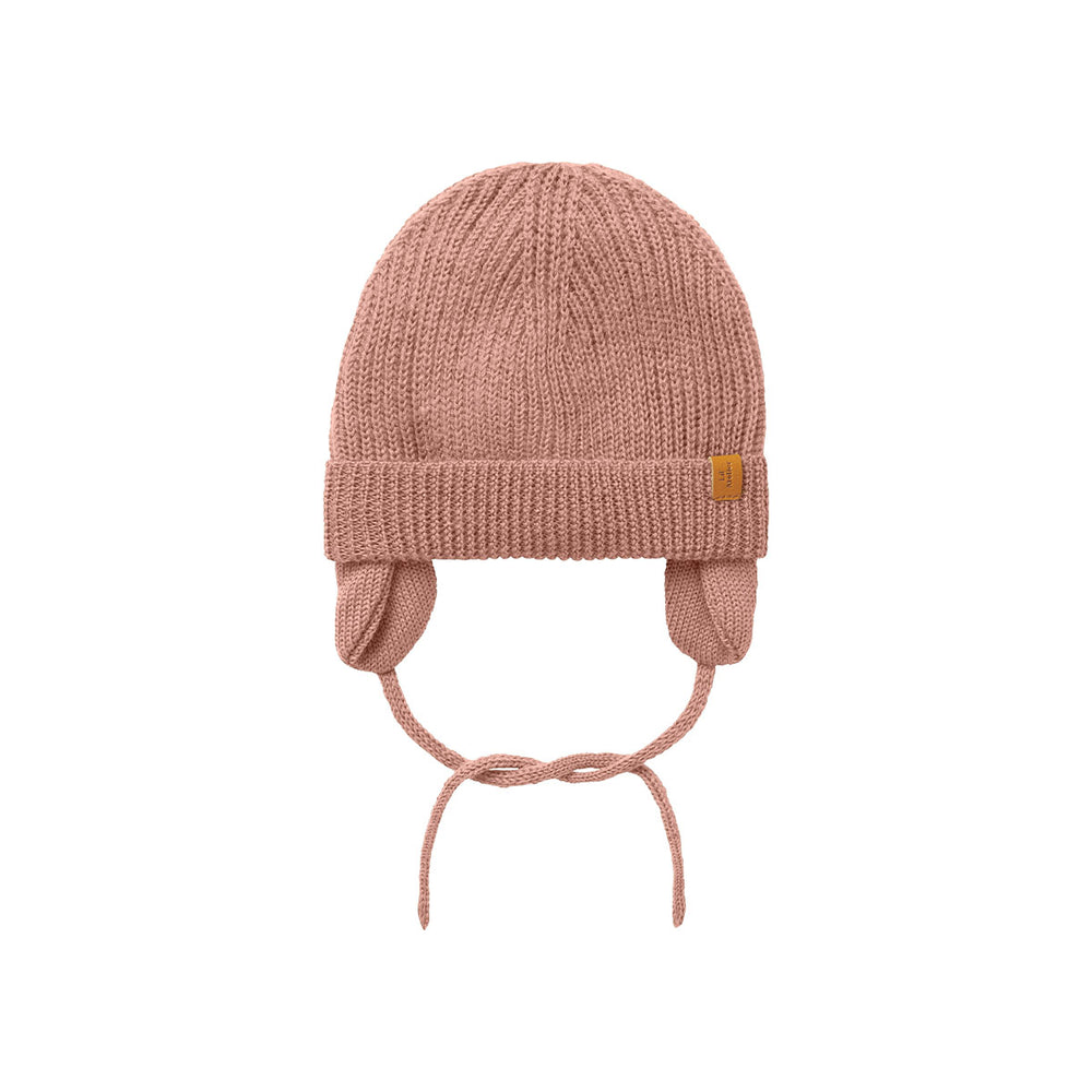 De Lil' Atelier baby nanson knit muts in de kleur misty rose is de perfecte finishing touch voor de winteroutfit van je kleintje. De muts is gemaakt van een zachte gebreide stof, namelijk 100% wol, en houdt het hoofdje lekker warm tijdens de koude dagen. VanZus