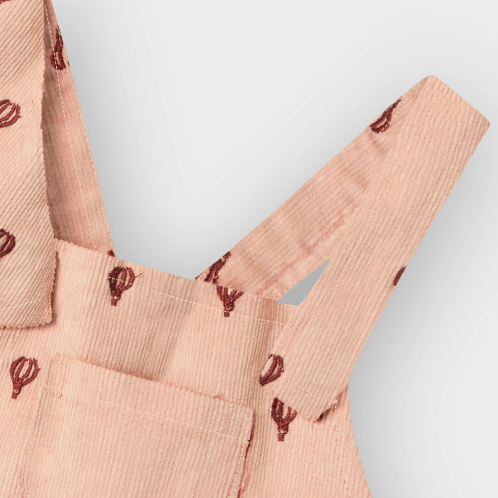 Voeg dit schattige baby nelly corduroy jurkje van Lil' Atelier toe aan de garderobe van je kleintje. Gemaakt van een zacht, geribd katoen, is deze jurk de perfecte mix tussen comfort en stijl. VanZus