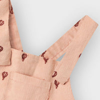 Voeg dit schattige baby nelly corduroy jurkje van Lil' Atelier toe aan de garderobe van je kleintje. Gemaakt van een zacht, geribd katoen, is deze jurk de perfecte mix tussen comfort en stijl. VanZus