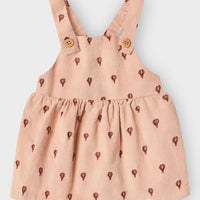 Voeg dit schattige baby nelly corduroy jurkje van Lil' Atelier toe aan de garderobe van je kleintje. Gemaakt van een zacht, geribd katoen, is deze jurk de perfecte mix tussen comfort en stijl. VanZus