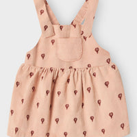Voeg dit schattige baby nelly corduroy jurkje van Lil' Atelier toe aan de garderobe van je kleintje. Gemaakt van een zacht, geribd katoen, is deze jurk de perfecte mix tussen comfort en stijl. VanZus