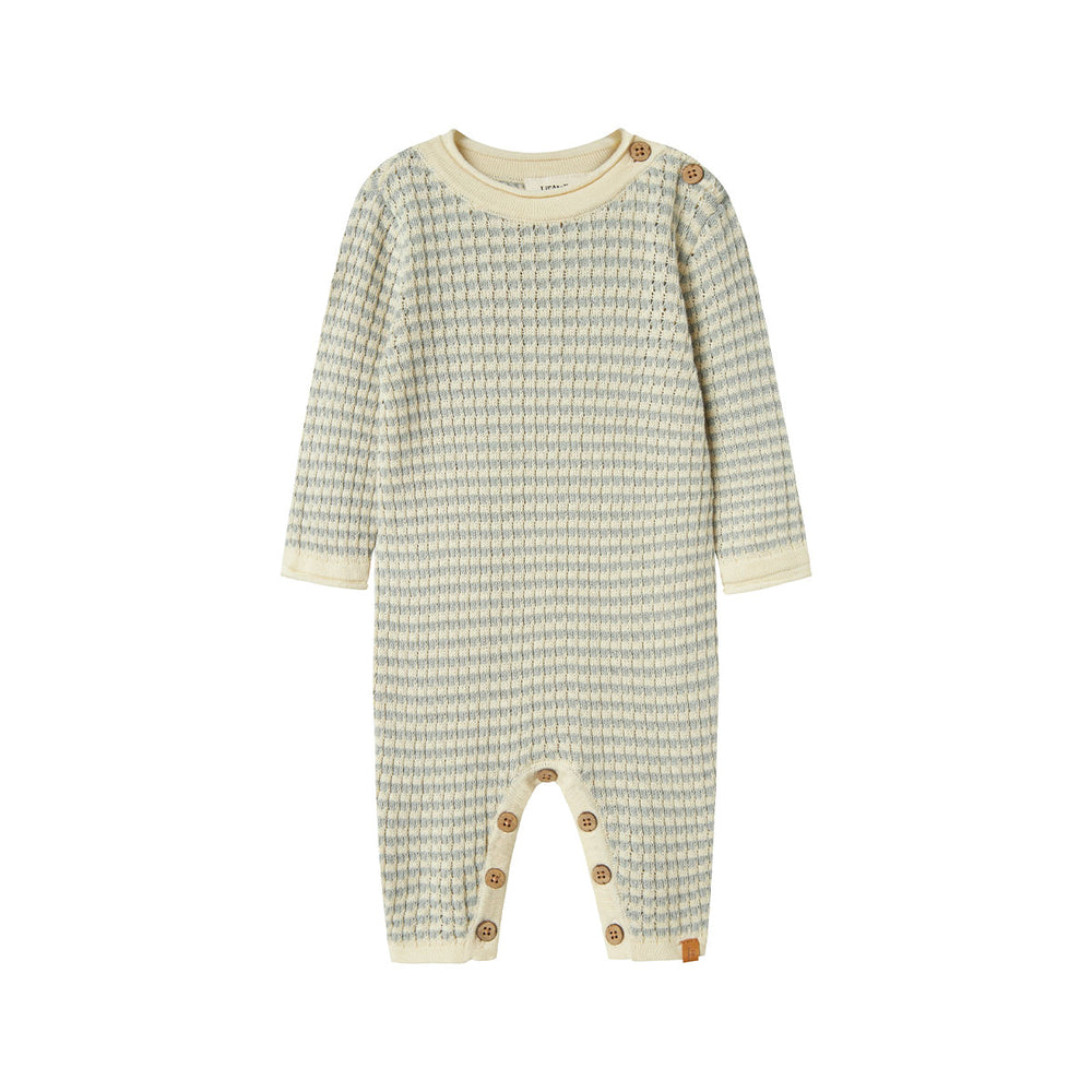 Hoe schattig is deze nelson knit onesie jongen in de kleur pigeon van het merk Lil' Atelier?! Deze hippe onesie zal jouw kleintje ongetwijfeld superschattig staan! Het shirt is gemaakt van katoen en viscose, en zit dan ook ontzettend lekker! VanZus