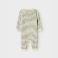 Hoe schattig is deze nelson knit onesie jongen in de kleur pigeon van het merk Lil' Atelier?! Deze hippe onesie zal jouw kleintje ongetwijfeld superschattig staan! Het shirt is gemaakt van katoen en viscose, en zit dan ook ontzettend lekker! VanZus