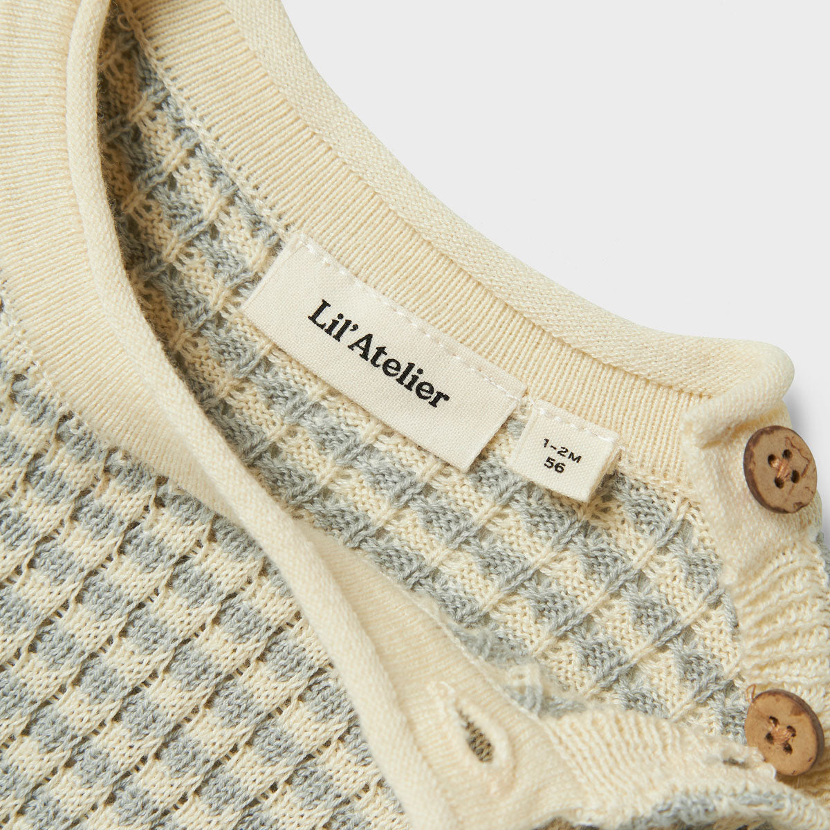 Hoe schattig is deze nelson knit onesie jongen in de kleur pigeon van het merk Lil' Atelier?! Deze hippe onesie zal jouw kleintje ongetwijfeld superschattig staan! Het shirt is gemaakt van katoen en viscose, en zit dan ook ontzettend lekker! VanZus