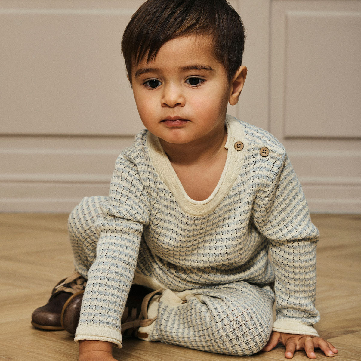 Hoe schattig is deze nelson knit onesie jongen in de kleur pigeon van het merk Lil' Atelier?! Deze hippe onesie zal jouw kleintje ongetwijfeld superschattig staan! Het shirt is gemaakt van katoen en viscose, en zit dan ook ontzettend lekker! VanZus