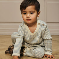 Hoe schattig is deze nelson knit onesie jongen in de kleur pigeon van het merk Lil' Atelier?! Deze hippe onesie zal jouw kleintje ongetwijfeld superschattig staan! Het shirt is gemaakt van katoen en viscose, en zit dan ook ontzettend lekker! VanZus