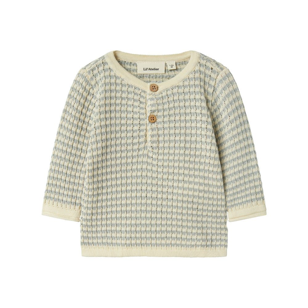 Hoe schattig is dit baby nelson knit shirt in de kleur pigeon van het merk Lil' Atelier?! Dit hippe shirt zal jouw kleintje ongetwijfeld superschattig staan! Het shirt is gemaakt van katoen en viscose, en zit dan ook ontzettend lekker! VanZus