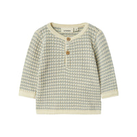 Hoe schattig is dit baby nelson knit shirt in de kleur pigeon van het merk Lil' Atelier?! Dit hippe shirt zal jouw kleintje ongetwijfeld superschattig staan! Het shirt is gemaakt van katoen en viscose, en zit dan ook ontzettend lekker! VanZus