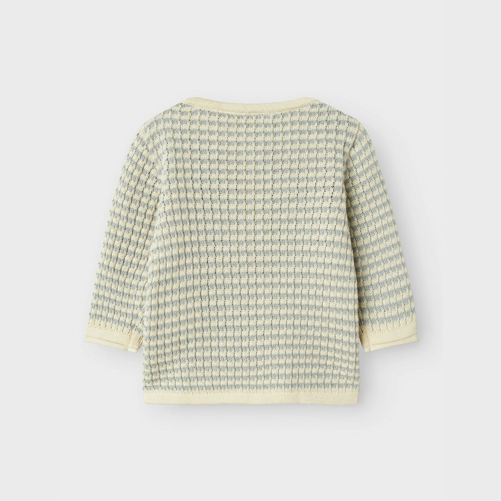 Hoe schattig is dit baby nelson knit shirt in de kleur pigeon van het merk Lil' Atelier?! Dit hippe shirt zal jouw kleintje ongetwijfeld superschattig staan! Het shirt is gemaakt van katoen en viscose, en zit dan ook ontzettend lekker! VanZus