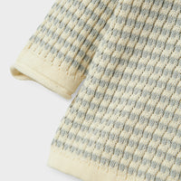 Hoe schattig is dit baby nelson knit shirt in de kleur pigeon van het merk Lil' Atelier?! Dit hippe shirt zal jouw kleintje ongetwijfeld superschattig staan! Het shirt is gemaakt van katoen en viscose, en zit dan ook ontzettend lekker! VanZus