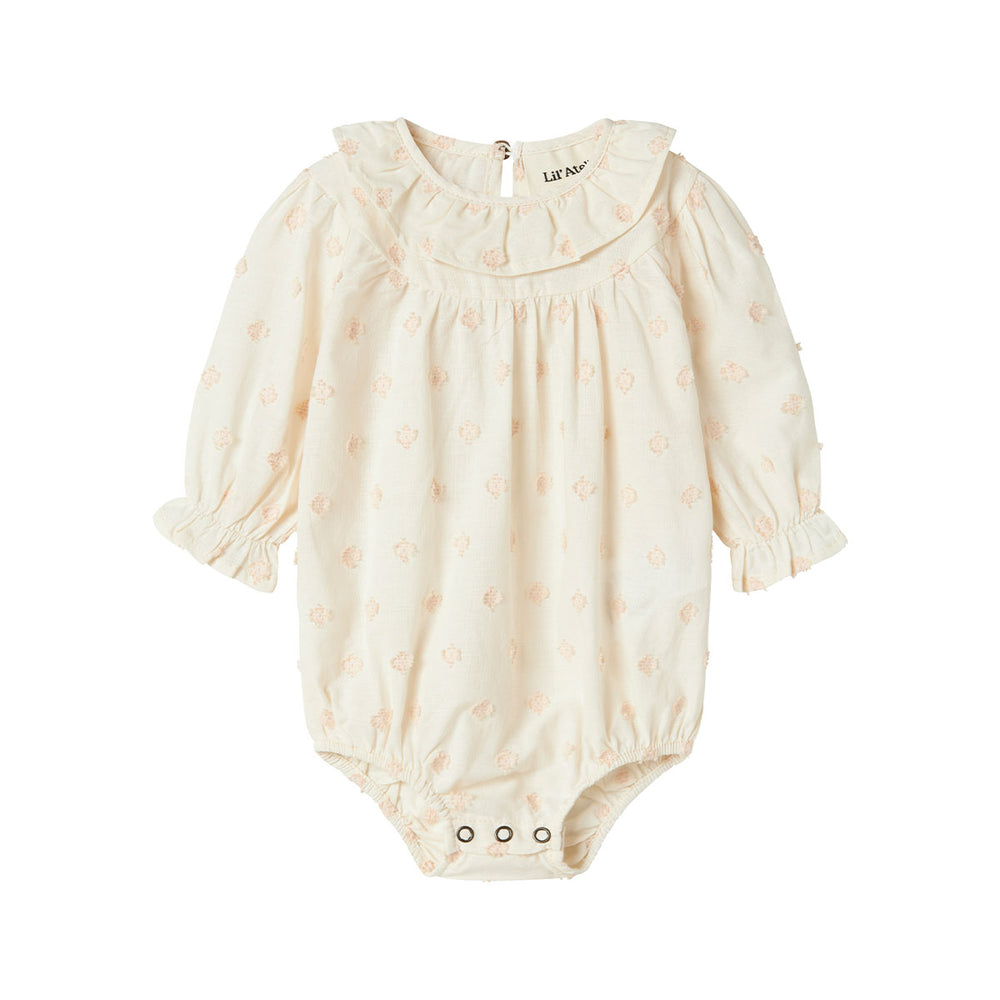 Ontdek het schattige baby nethe rompertje in de kleur pastel parchment van het merk Lil' Atelier. Dit leuke rompertje is een perfecte mix van stijl en comfort. VanZus