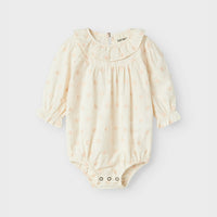 Ontdek het schattige baby nethe rompertje in de kleur pastel parchment van het merk Lil' Atelier. Dit leuke rompertje is een perfecte mix van stijl en comfort. VanZus