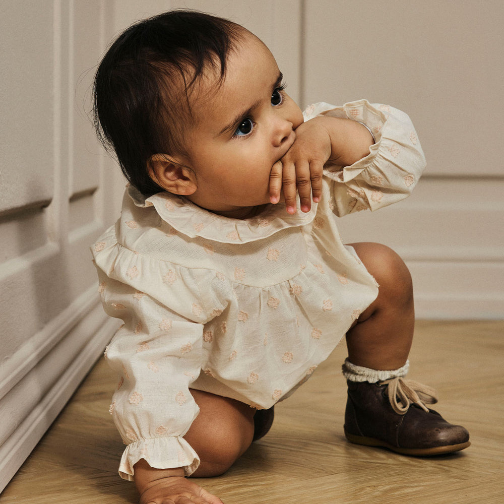 Ontdek het schattige baby nethe rompertje in de kleur pastel parchment van het merk Lil' Atelier. Dit leuke rompertje is een perfecte mix van stijl en comfort. VanZus