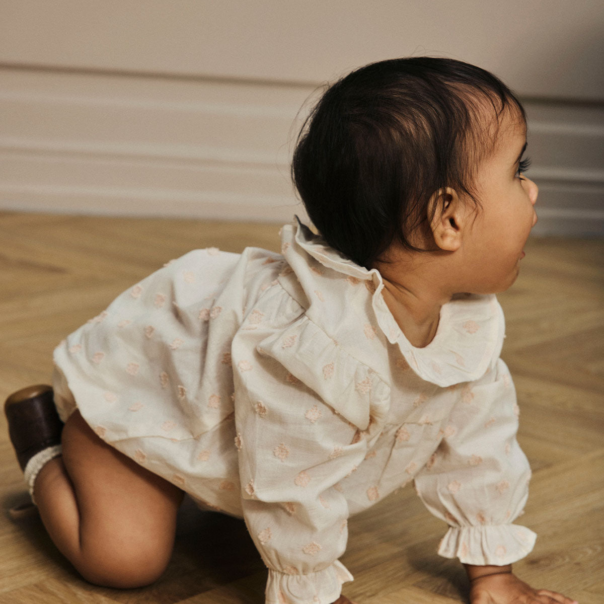 Ontdek het schattige baby nethe rompertje in de kleur pastel parchment van het merk Lil' Atelier. Dit leuke rompertje is een perfecte mix van stijl en comfort. VanZus