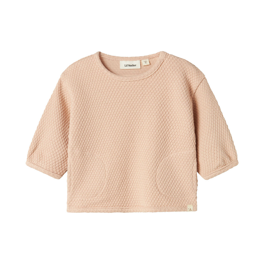 Een warme, comfortabele en stoere look? Dat krijgt je kindje zeker met deze leuke baby noella oversize trui in de kleur cameo rose van het merk Lil' Atelier. De trui heeft een stoere oversize fit en een mooie roze kleur. VanZus
