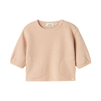 Een warme, comfortabele en stoere look? Dat krijgt je kindje zeker met deze leuke baby noella oversize trui in de kleur cameo rose van het merk Lil' Atelier. De trui heeft een stoere oversize fit en een mooie roze kleur. VanZus
