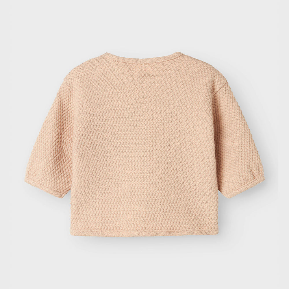 Een warme, comfortabele en stoere look? Dat krijgt je kindje zeker met deze leuke baby noella oversize trui in de kleur cameo rose van het merk Lil' Atelier. De trui heeft een stoere oversize fit en een mooie roze kleur. VanZus