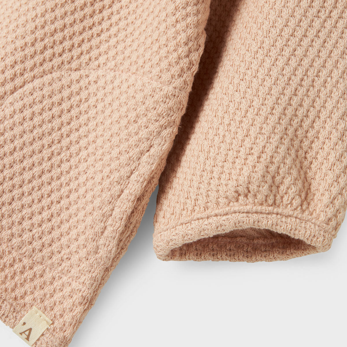 Een warme, comfortabele en stoere look? Dat krijgt je kindje zeker met deze leuke baby noella oversize trui in de kleur cameo rose van het merk Lil' Atelier. De trui heeft een stoere oversize fit en een mooie roze kleur. VanZus