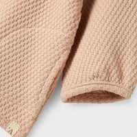 Een warme, comfortabele en stoere look? Dat krijgt je kindje zeker met deze leuke baby noella oversize trui in de kleur cameo rose van het merk Lil' Atelier. De trui heeft een stoere oversize fit en een mooie roze kleur. VanZus