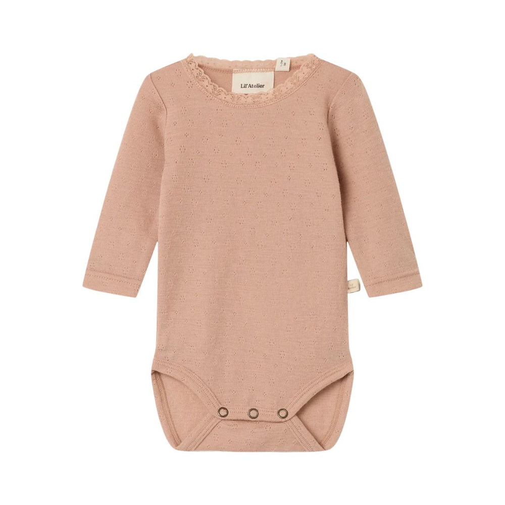 Comfortabel & ademend: Lil' Atelier baby noel slim wol rompertje in de kleur roebuck. Gemaakt van 100% merinowol, O-hals, lange mouwen, drukknoopsluiting en kanten details. VanZus