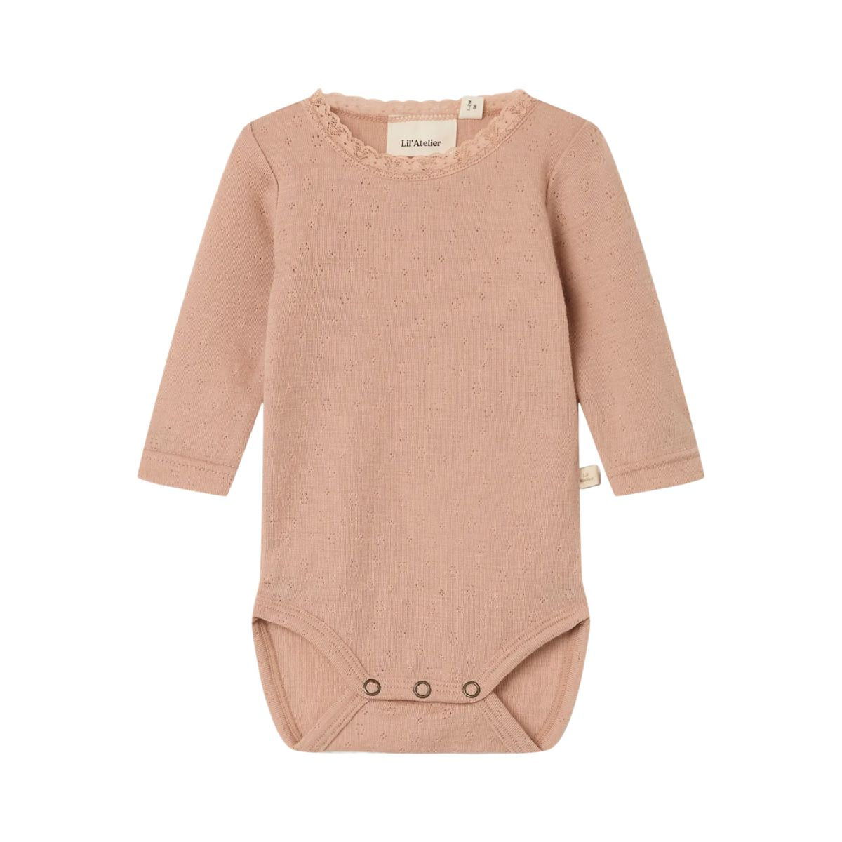 Comfortabel & ademend: Lil' Atelier baby noel slim wol rompertje in de kleur roebuck. Gemaakt van 100% merinowol, O-hals, lange mouwen, drukknoopsluiting en kanten details. VanZus