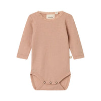 Comfortabel & ademend: Lil' Atelier baby noel slim wol rompertje in de kleur roebuck. Gemaakt van 100% merinowol, O-hals, lange mouwen, drukknoopsluiting en kanten details. VanZus
