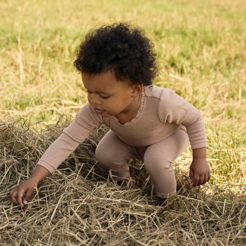 Comfortabel & ademend: Lil' Atelier baby noel slim wol rompertje in de kleur roebuck. Gemaakt van 100% merinowol, O-hals, lange mouwen, drukknoopsluiting en kanten details. VanZus