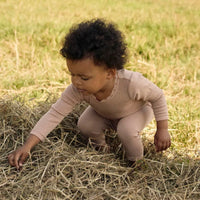 Comfortabel & ademend: Lil' Atelier baby noel slim wol rompertje in de kleur roebuck. Gemaakt van 100% merinowol, O-hals, lange mouwen, drukknoopsluiting en kanten details. VanZus
