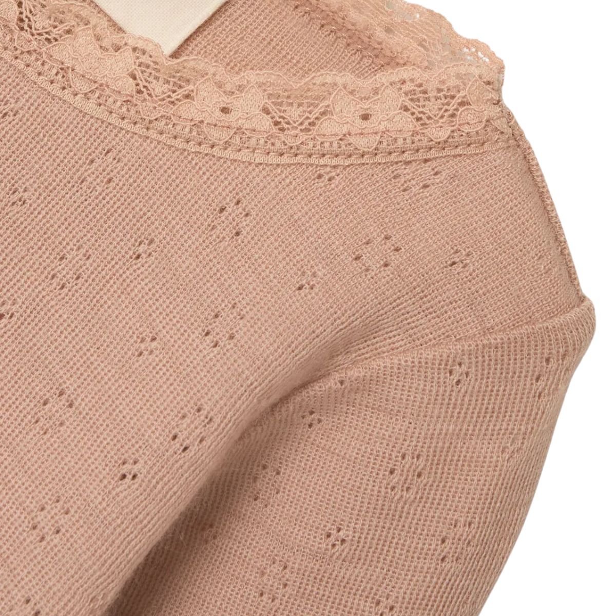 Comfortabel & ademend: Lil' Atelier baby noel slim wol rompertje in de kleur roebuck. Gemaakt van 100% merinowol, O-hals, lange mouwen, drukknoopsluiting en kanten details. VanZus