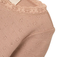 Comfortabel & ademend: Lil' Atelier baby noel slim wol rompertje in de kleur roebuck. Gemaakt van 100% merinowol, O-hals, lange mouwen, drukknoopsluiting en kanten details. VanZus