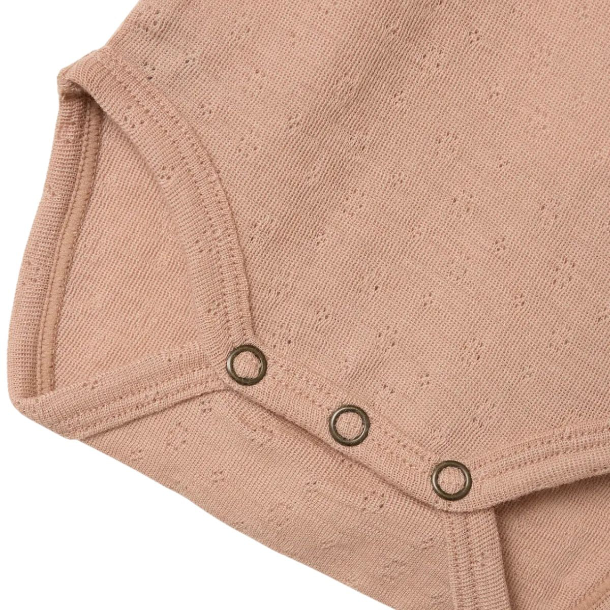 Comfortabel & ademend: Lil' Atelier baby noel slim wol rompertje in de kleur roebuck. Gemaakt van 100% merinowol, O-hals, lange mouwen, drukknoopsluiting en kanten details. VanZus