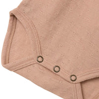 Comfortabel & ademend: Lil' Atelier baby noel slim wol rompertje in de kleur roebuck. Gemaakt van 100% merinowol, O-hals, lange mouwen, drukknoopsluiting en kanten details. VanZus