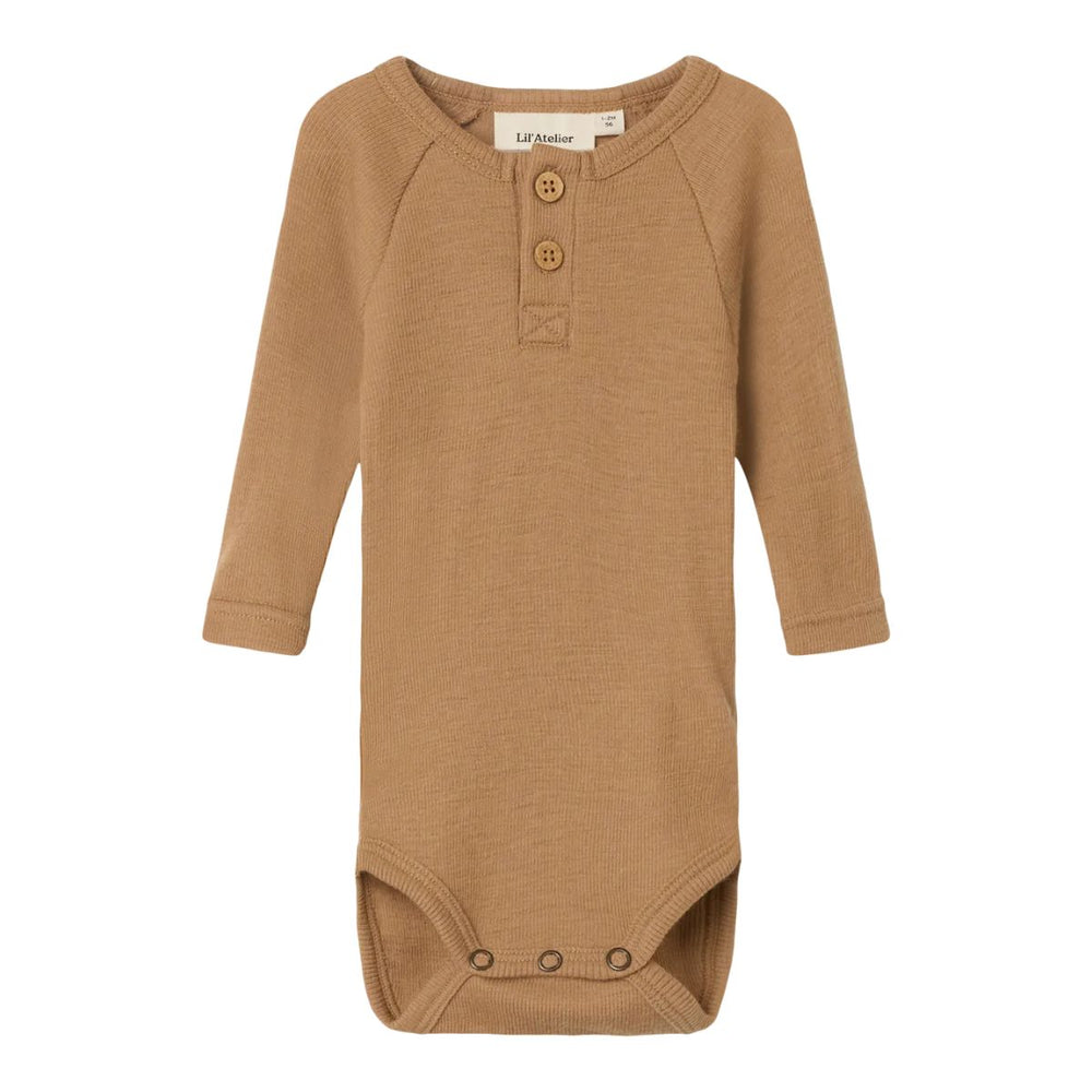 Comfortabel & stijlvol: Lil' Atelier baby noel slim wol rompertje in tigers eye. Gemaakt van 100% merinowol, O-hals met knoopdetails, lange mouwen en drukknoopsluiting. Een fijne basic! VanZus
