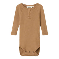 Comfortabel & stijlvol: Lil' Atelier baby noel slim wol rompertje in tigers eye. Gemaakt van 100% merinowol, O-hals met knoopdetails, lange mouwen en drukknoopsluiting. Een fijne basic! VanZus