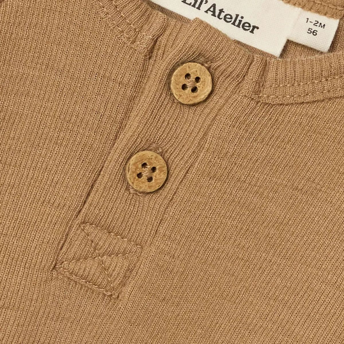 Comfortabel & stijlvol: Lil' Atelier baby noel slim wol rompertje in tigers eye. Gemaakt van 100% merinowol, O-hals met knoopdetails, lange mouwen en drukknoopsluiting. Een fijne basic! VanZus