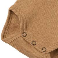 Comfortabel & stijlvol: Lil' Atelier baby noel slim wol rompertje in tigers eye. Gemaakt van 100% merinowol, O-hals met knoopdetails, lange mouwen en drukknoopsluiting. Een fijne basic! VanZus