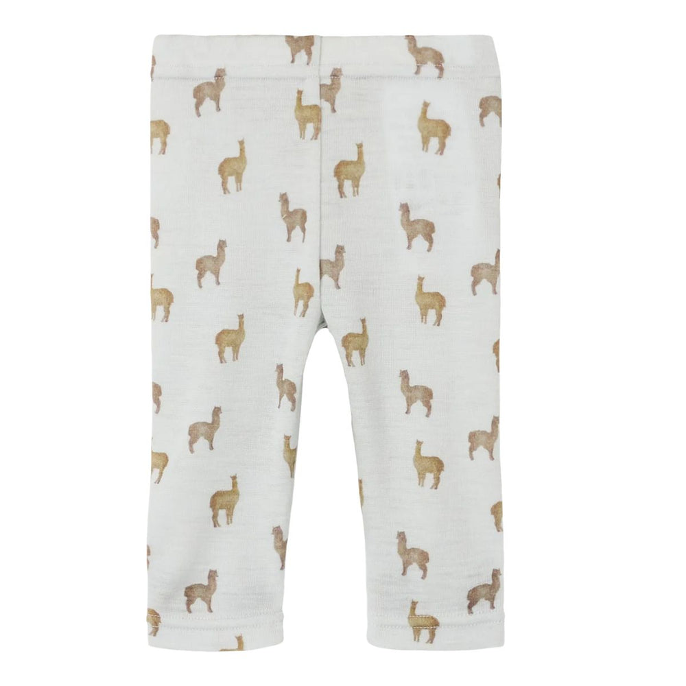 Lil' Atelier baby noel wol slim legging in gray dawn lama. Gemaakt van 100% merinowol voor comfort. Slim fit met elastische taille en all-over print. Perfecte keuze voor elk seizoen. VanZus