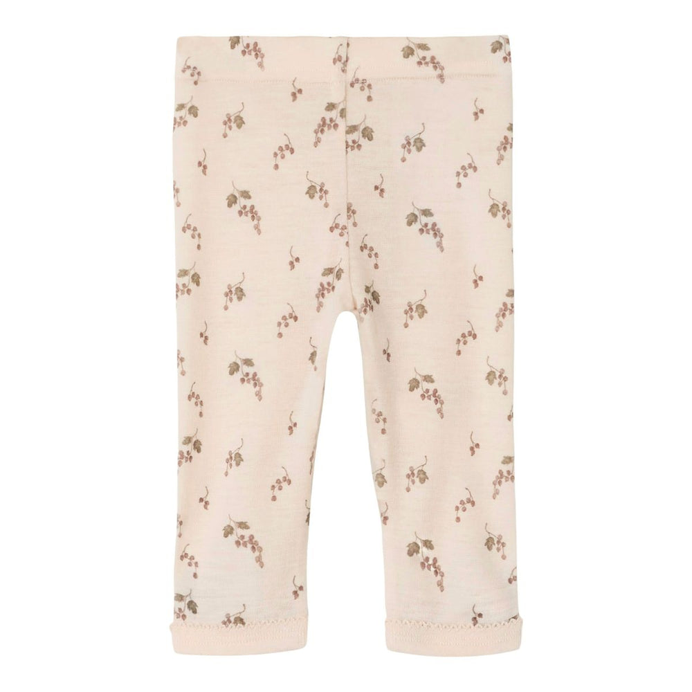 De baby noel wol slim legging in morganite berry van Lil' Atelier is gemaakt van 100% merinowol, slim fit met elastische taille en speelse all-over print. Ideaal voor elk seizoen. VanZus